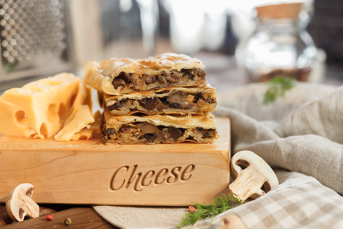 Пирог с грибами и сыром