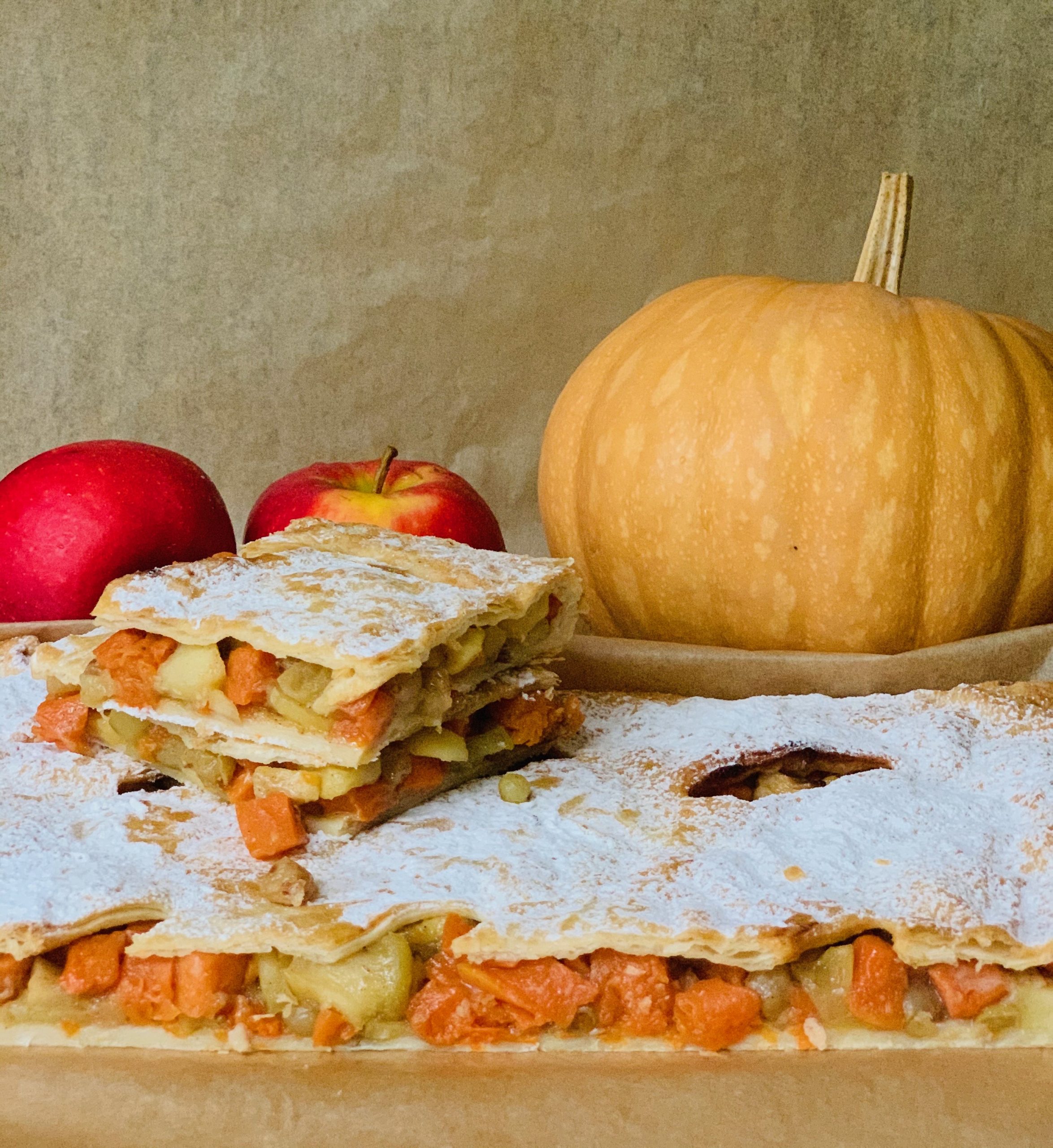 Медовая тыква с карамельными яблоками и изюмом тыква