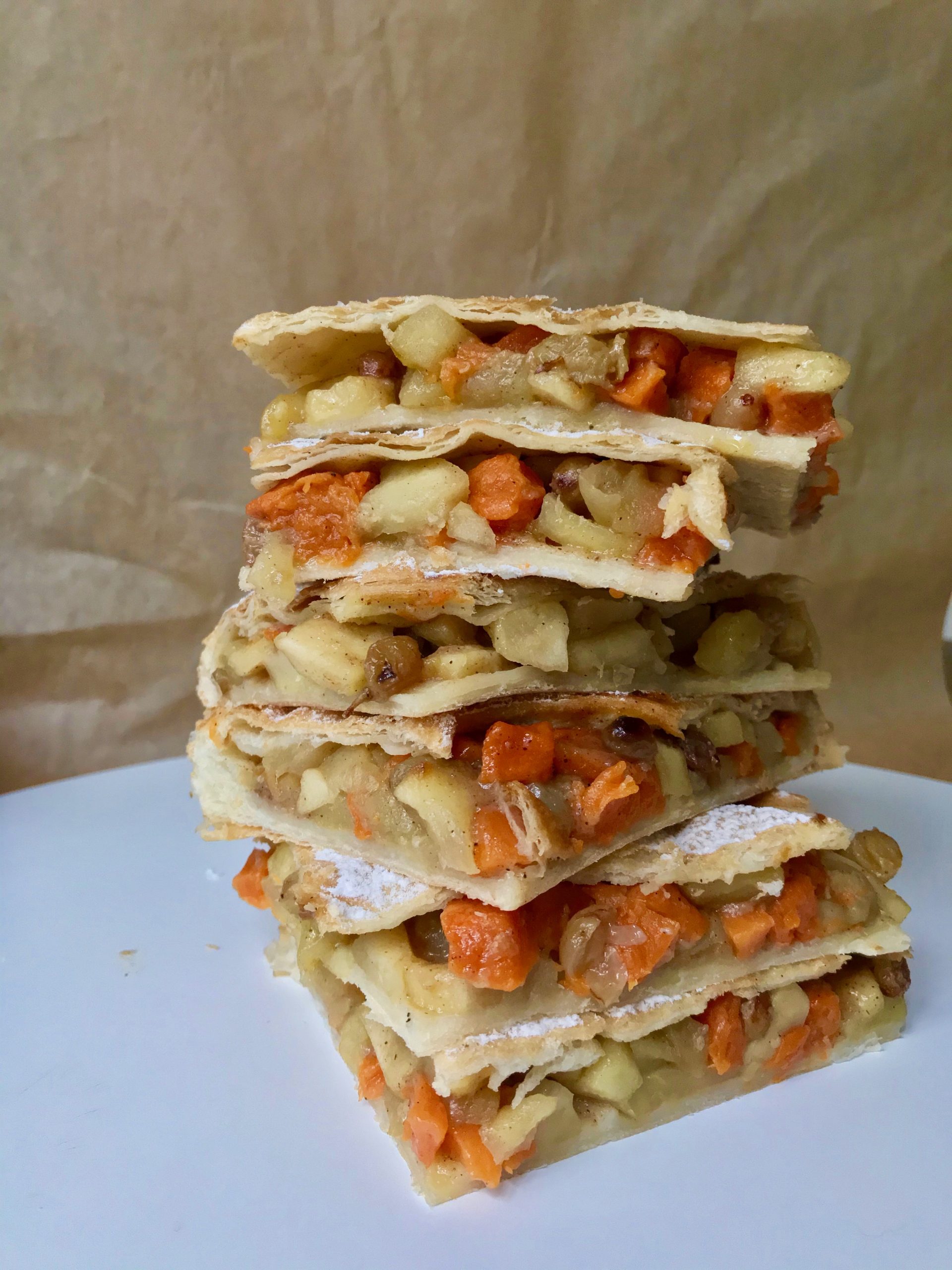 Медовая тыква с карамельными яблоками и изюмом тыква